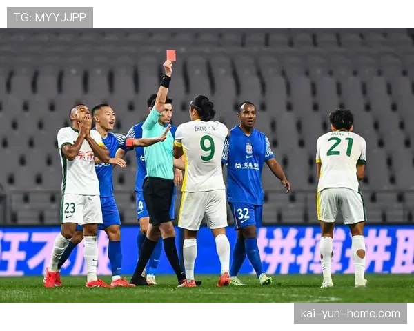 裁判梅勒未建议回看录像,VAR介入标准再成争议焦点 裁判梅勒未建议回看录像,VAR介入标准再成争议焦点